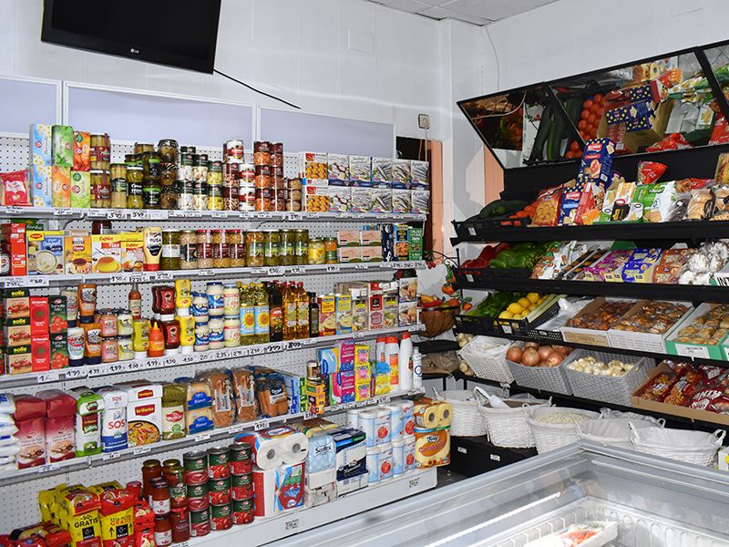 Interior de la tienda de Congelados La Ola donde se ven estanterías con diferentes productos de alimentación.