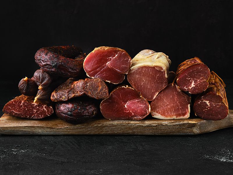 Diferentes embutidos como lomo, cecina, chorizo, morcilla, etc. Concepto de carnes.