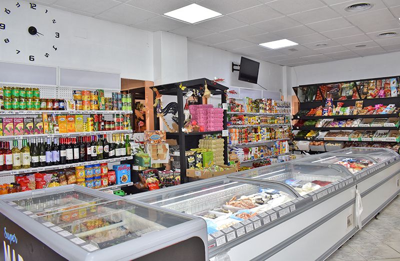 Interior de la tienda de Congelados La Ola donde se ven estanterías y los congeladores con productos de alimentación.