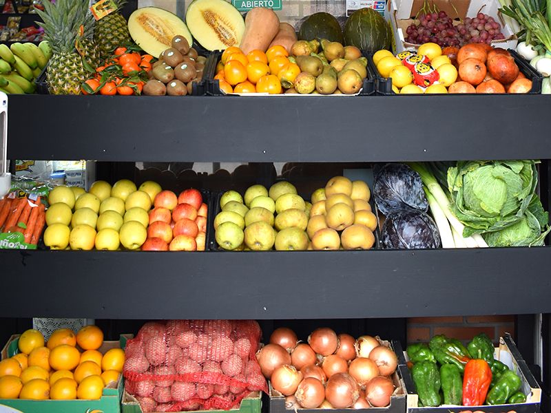 Estantería de frutas y verduras en la tienda de Congelados La Ola.