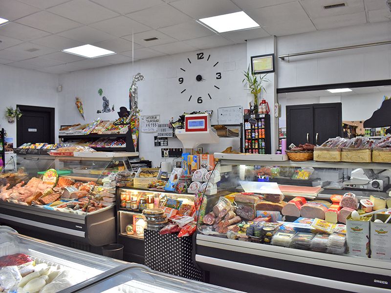 Interior de la tienda de Congelados La Ola donde se ven los mostradores con productos de alimentación.