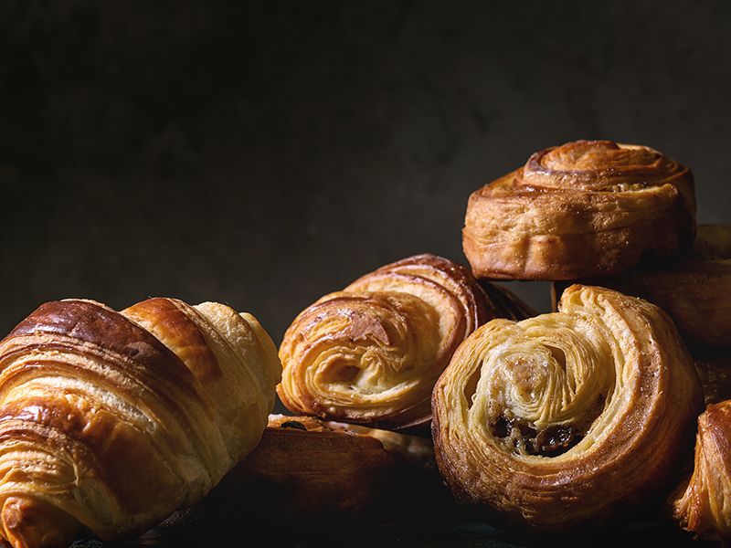 Surtido de bollería: croissant, caracola, napolitana. Concepto de panadería.