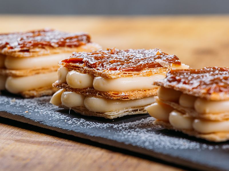 Pasteles de milhojas de crema. Concepto de panadería.
